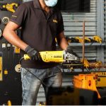 ⁦صاروخ قطعيه ديوالت 9 بوصه 2600 وات موديل -DEWALT  DWE496-B5⁩ - الصورة ⁦4⁩