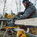 ⁦ديسك ديوالت 12 بوصه  54 فولت 2 بطاريه خشب والومنيوم موديل DEWALT-DHS780T2⁩ - الصورة ⁦7⁩