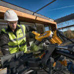 ⁦ديسك ديوالت 12 بوصه  54 فولت 2 بطاريه خشب والومنيوم موديل DEWALT-DHS780T2⁩ - الصورة ⁦10⁩