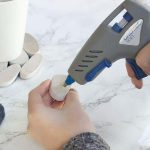 ⁦مسدس شمع دريميل 930 قدرة 30 وات مع 6 اصابع شمع ابيض و 12 اصبع شمع فسفورى DREMEL – F0130930JA⁩ - الصورة ⁦4⁩