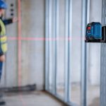 ⁦ميزان ليزر بوش 2 خط 12 متر ليزر احمر مع حامل مغناطيسي موديل  BOSCH  GLL 12-22⁩ - الصورة ⁦4⁩