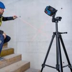 ⁦ميزان ليزر بوش 2 خط 12 متر ليزر احمر مع حامل مغناطيسي موديل  BOSCH  GLL 12-22⁩ - الصورة ⁦3⁩