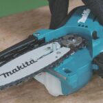 ⁦مقص افرع شجر ماكيتا 4 بوصه 12 فولت - سرعة دوران الجنزير 480 م/د - 1.6 كجم بطارية وشاحن MAKITA UC100DZ⁩ - الصورة ⁦2⁩