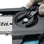 ⁦مقص افرع شجر ماكيتا 4 بوصه 12 فولت - سرعة دوران الجنزير 480 م/د - 1.6 كجم بطارية وشاحن MAKITA UC100DZ⁩ - الصورة ⁦3⁩