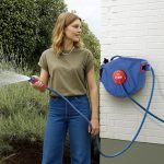 ⁦بكرة خرطوم مياه للحديقة تثبت على الحائط، مع خرطوم قابل للسحب وخاصية الإرجاع، دوران 180 درجة 15 متر ماركة اي بي تي موديل XBW-02-15 APT⁩ - الصورة ⁦5⁩